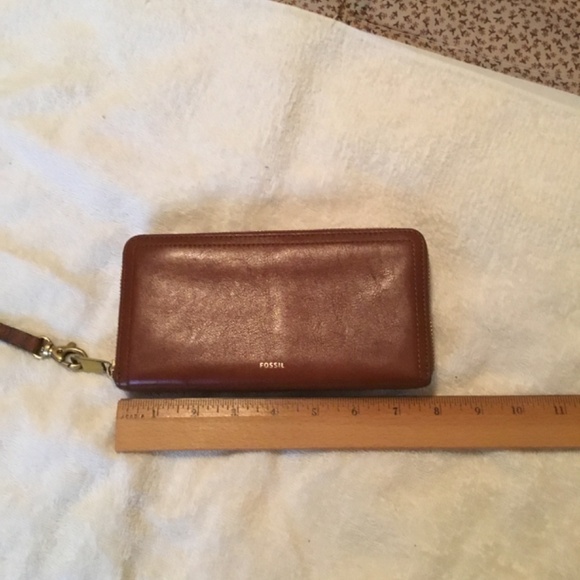 Nearly New Fossil Leather Wallet/Wristlet - Picture 7 of 8